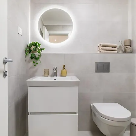 Boutique Soft Tones With Balcony And Secured Garage Apartamento Split