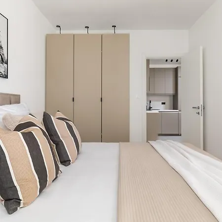 Апартаменты Boutique Soft Tones With Balcony And Secured Garage