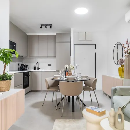 Апартаменты Boutique Soft Tones With Balcony And Secured Garage