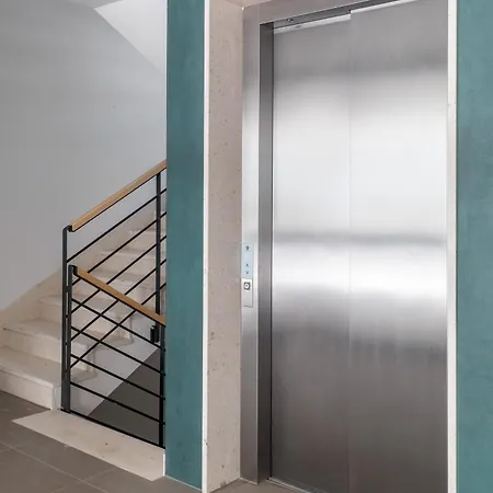 Boutique Soft Tones With Balcony And Secured Garage Appartamento