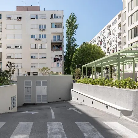 Апартаменты Boutique Soft Tones With Balcony And Secured Garage