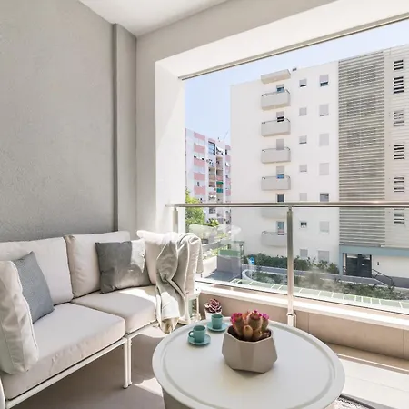 Boutique Soft Tones With Balcony And Secured Garage Апартаменты