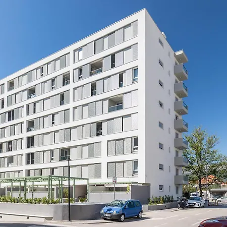 Apartment Boutique Soft Tones With Balcony And Secured Garage