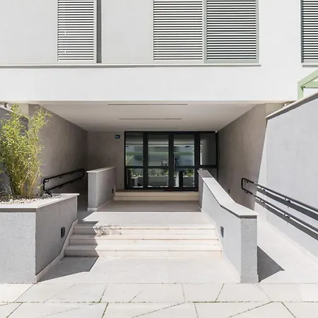 Boutique Soft Tones With Balcony And Secured Garage Apartment *